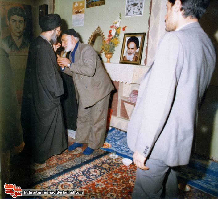 عکس ماندگار؛ حضور مقام معظم رهبری در منزل شهید «کلب الحسینی» در فروردین ماه 65