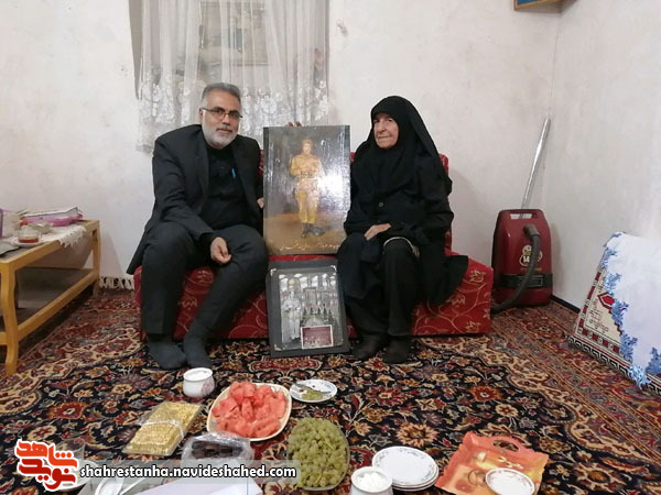 دیدار رئیس بنیاد شهید فیروزکوه از مادر شهید 