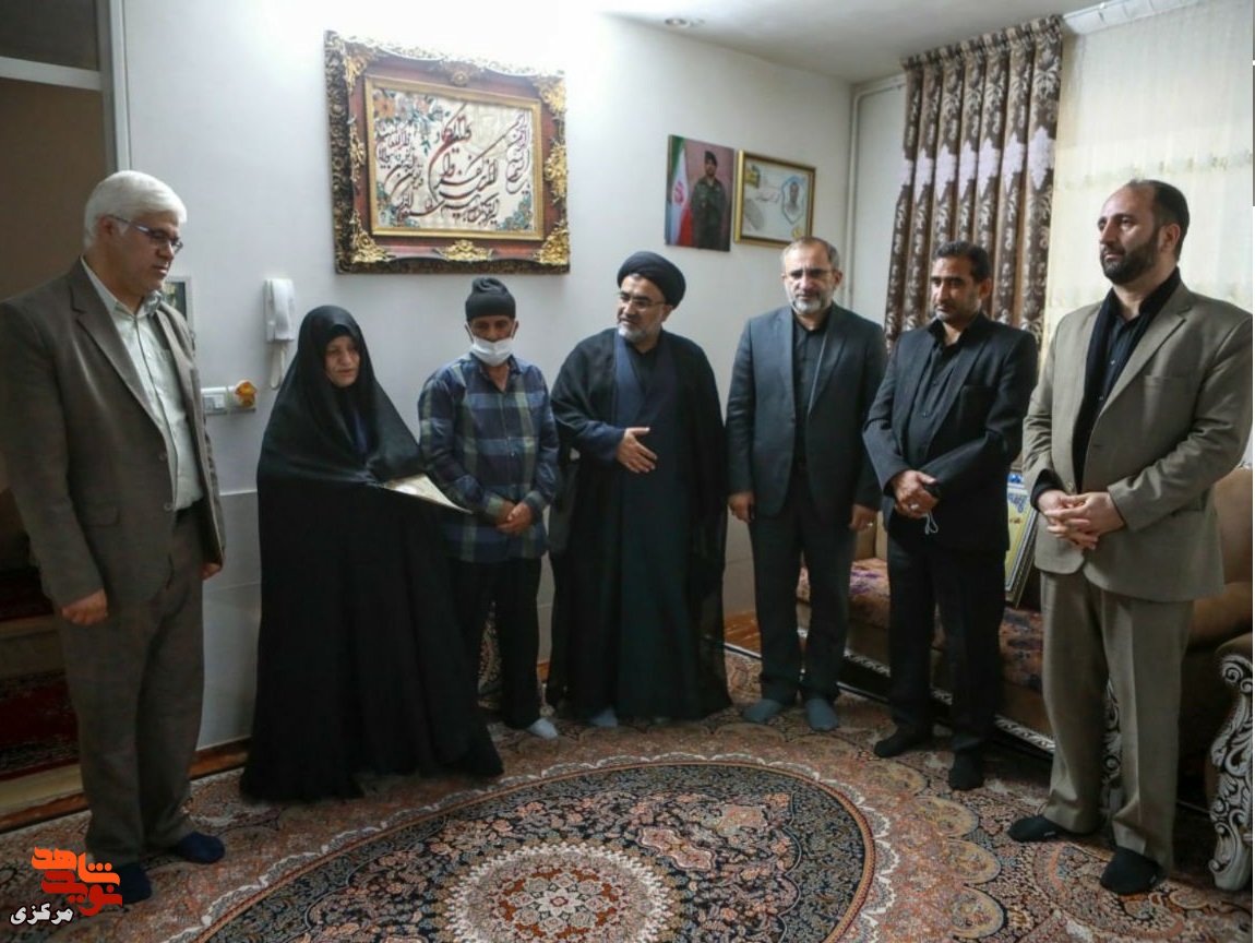 دیدار استاندار مرکزی با خانواده شهید مدافع حرم محمد زهره وند