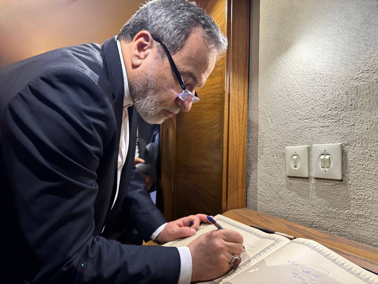 بالصور..عراقجي يزور منزل قائد الثورة التاريخي في مشهد