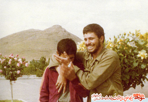 حاجیه خانم ایران حجتی مادر شهید مهندس حسین ناظم به فرزند شهیدش پیوست حاجیه خانم ایران حجتی مادر شهید مهندس حسین ناظم به فرزند شهیدش پیوست