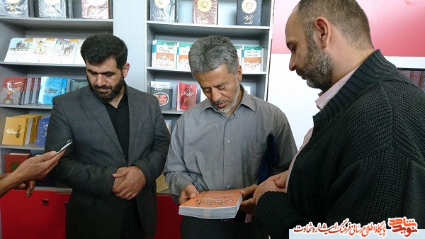 فرمانده نیروی دریایی ارتش از غرفه نشر شاهد بازدید کرد فرمانده نیروی دریایی ارتش از غرفه نشر شاهد بازدید کرد