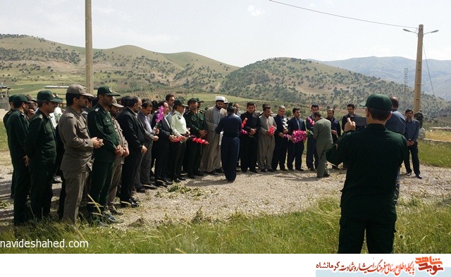 مراسم گلباران مزار شهدای شهرستان ثلاث بابا جانی برگزار شد