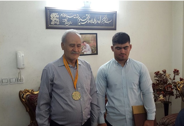 قهرمان کشتی آزاد جوانان آسیا، مدال طلای خود را به خانواده شهید مدافع حرم «حجت اصغری» هدیه کرد