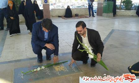 گلباران و عطرافشانی قبور شهدا در یزد گلباران و عطرافشانی قبور شهدا در یزد