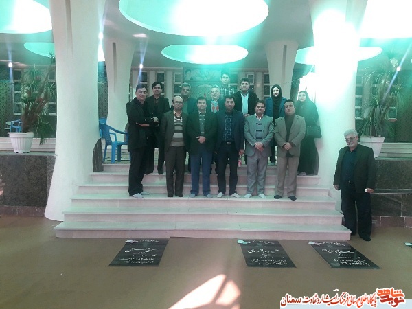 ادای احترام کارکنان و اساتید دانشکده روانشناسی مهدیشهر به مقام شهدا ادای احترام کارکنان و اساتید دانشکده روانشناسی مهدیشهر به مقام شهدا