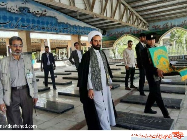 ادای احترام خدام امام رضا(ع) به شهدای کرمانشاه+ تصاویر
