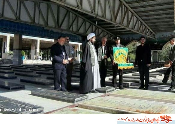 ادای احترام خدام امام رضا(ع) به شهدای کرمانشاه+ تصاویر ادای احترام خدام امام رضا(ع) به شهدای کرمانشاه+ تصاویر
