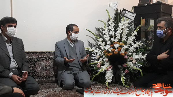 سرپرست بنیاد شهید همدان با خانواده شهید مدافع سلامت دیدار کرد