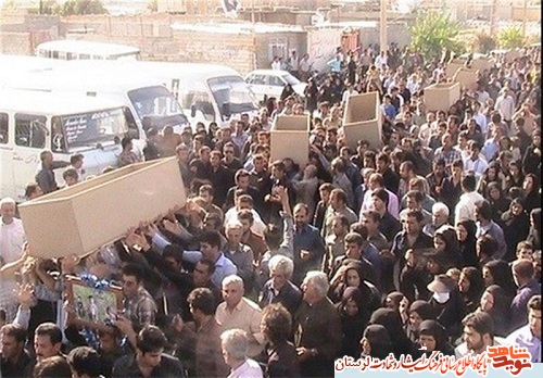 همه شهدا در یک ستون کنار هم خوابیده بودند و چشمانشان باز بود