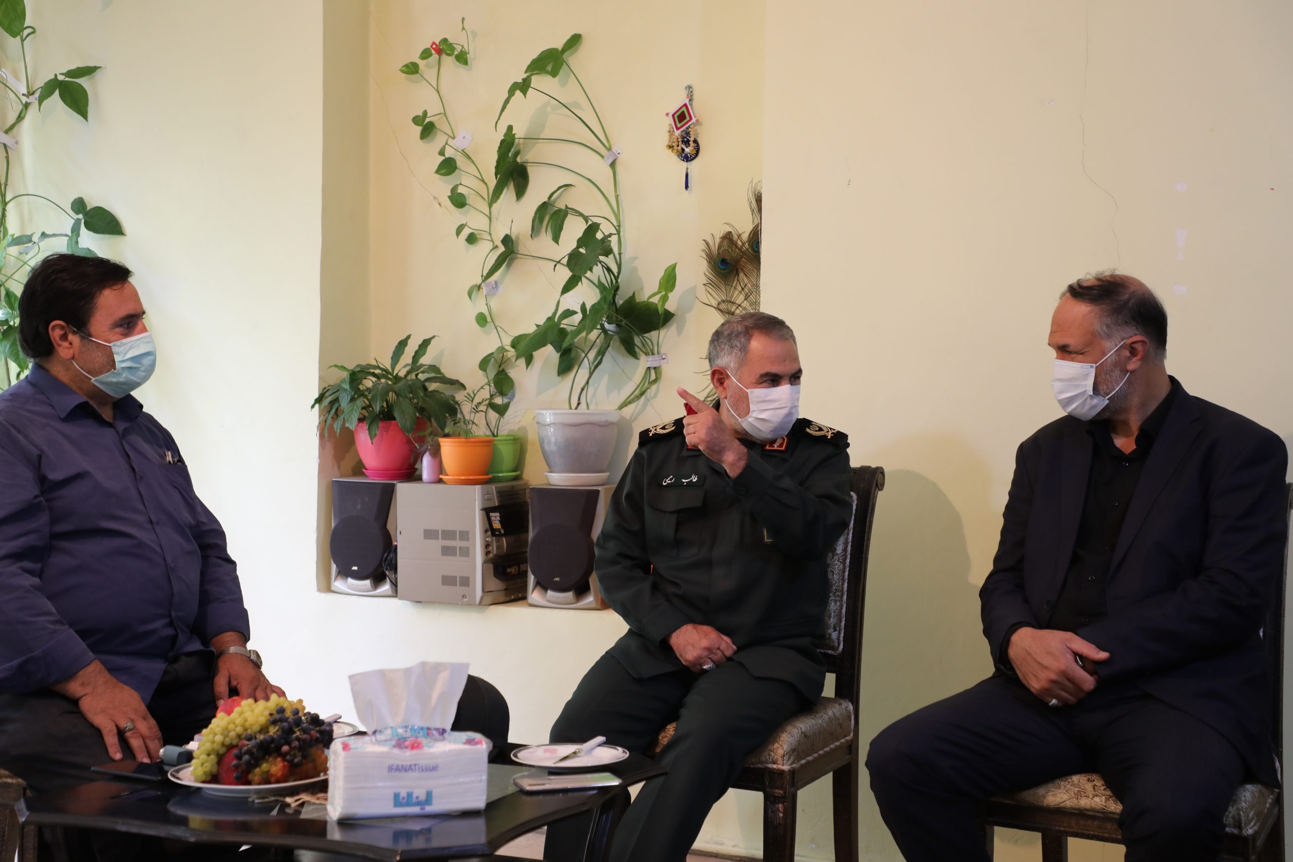 گزارش تصویری/مدیر کل بنیاد شهید آذربایجان غربی با خانواده آزادگان