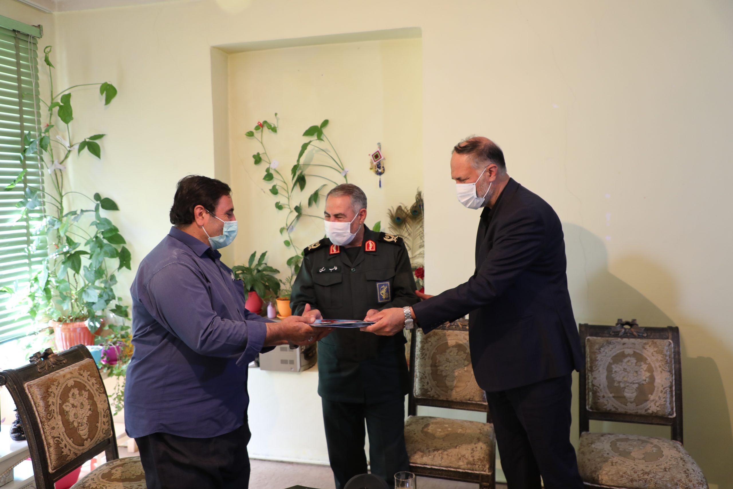 گزارش تصویری/مدیر کل بنیاد شهید آذربایجان غربی با خانواده آزادگان