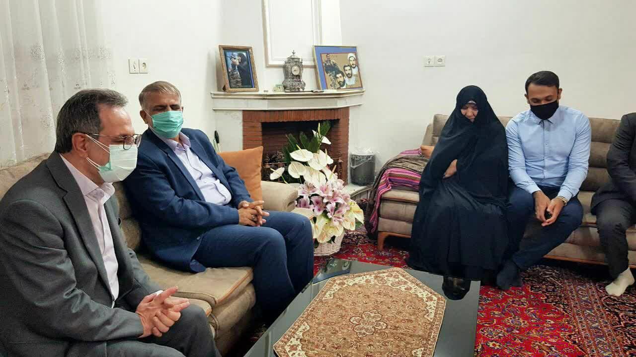 استاندار تهران با خانواده شهیدان مظفر در پاکدشت دیدار کرد