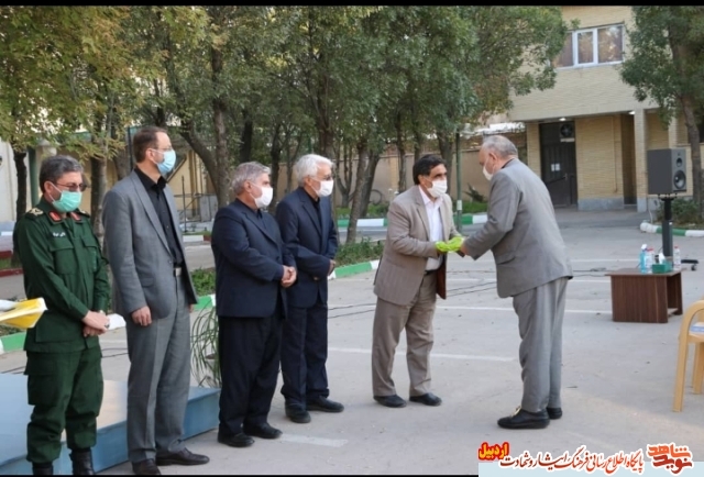 گزارش تصویری | در مراسمی بنیاد شهید اردبیل ازخانواده های معظّم شهدا و ایثارگران مرکز صدا و سیمای استان تجلیل کرد
