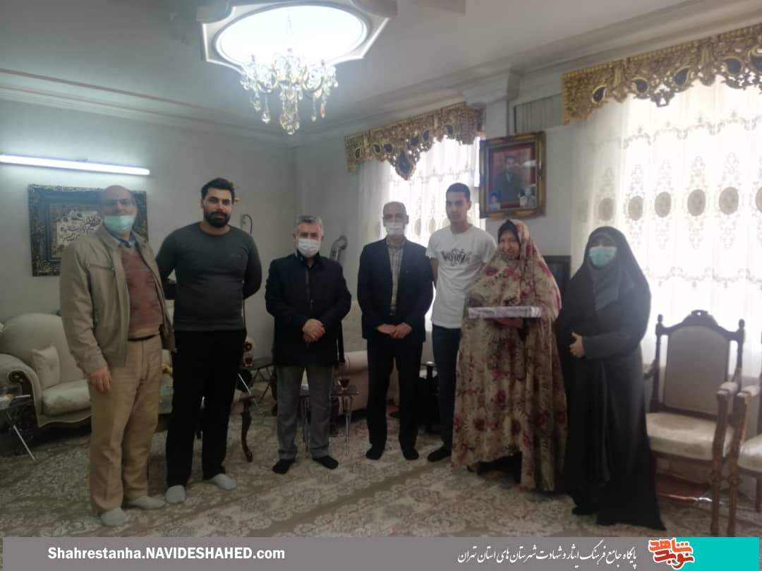 معاون فرهنگی بنیاد شهرستان‌های‌استان تهران با خانواده شهید «علی رمضانی» دیدار کرد