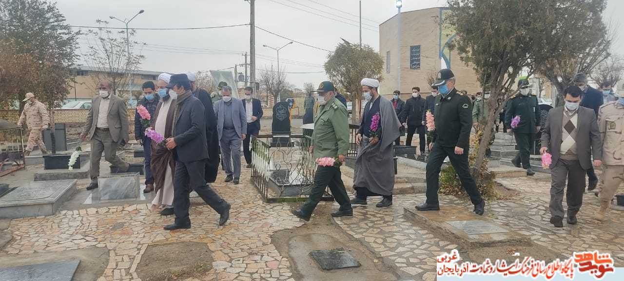 گزارش تصویری/ غبارروبی و عطرافشانی گلزار شهدای شهرستان پلدشت