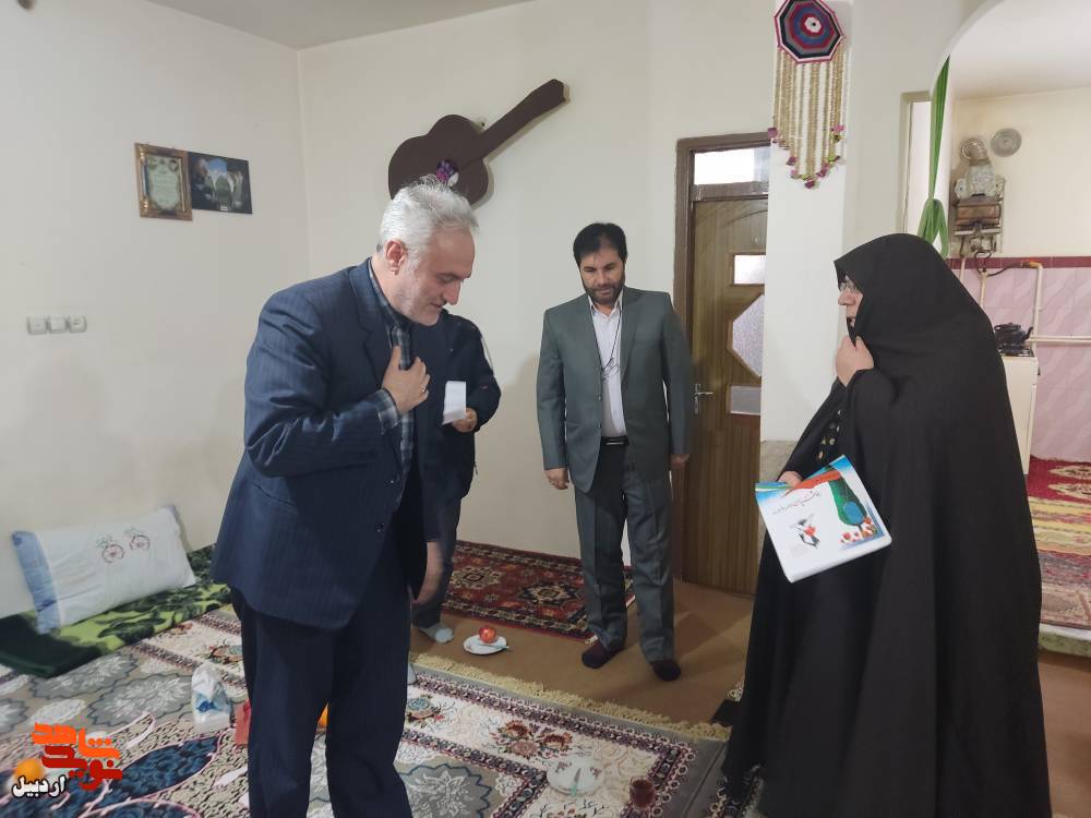 شهدا و ایثارگران پیرزمندان جهاد اکبر و اصغر هستند