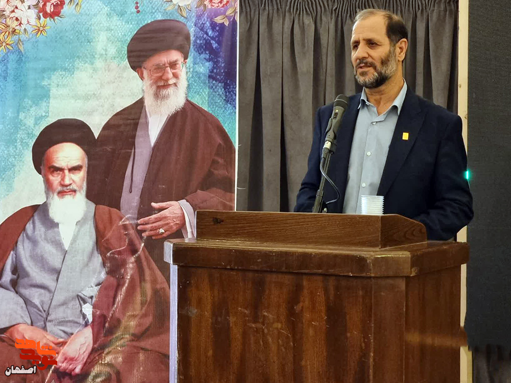 به برکت خون‌های پاک و مقدس شهدا در فضای جامعه‌ای بدون ترس قلم میزنیم