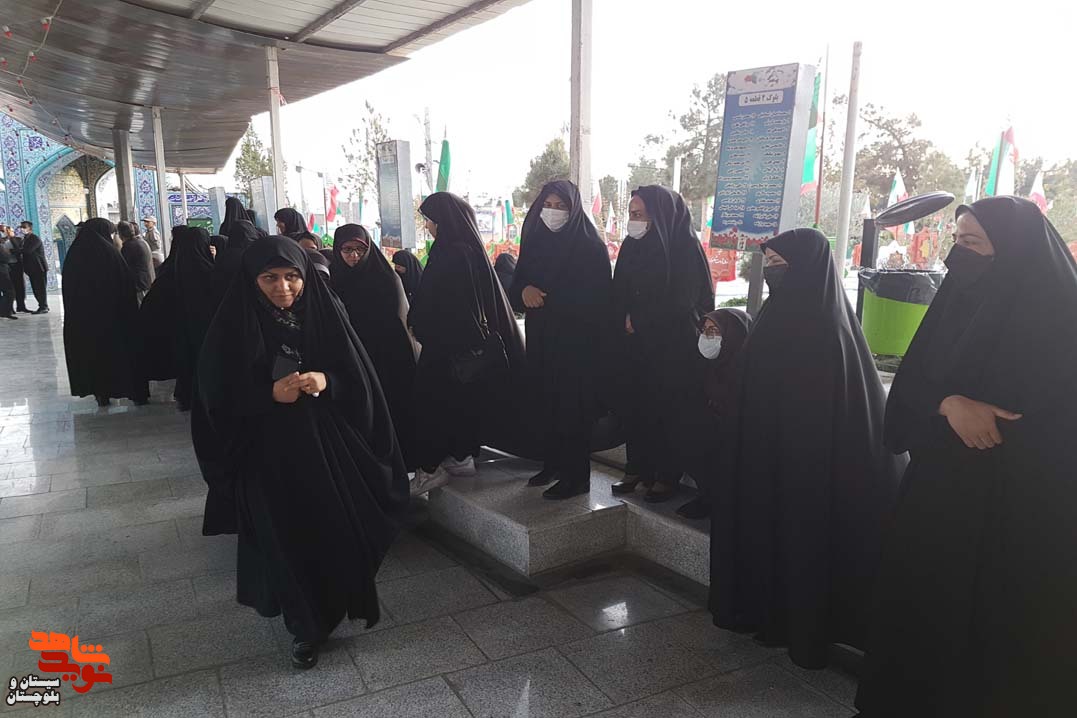 غبار روبی و عطر افشانی قبور مطهر شهدای شهرستان زاهدان توسط دکتر سید امیرحسین قاضی‌زاده هاشمی معاون رئیس جمهور و رئیس بنیاد شهید و امور ایثارگران و جمعی از مسئولین استان انجام شد