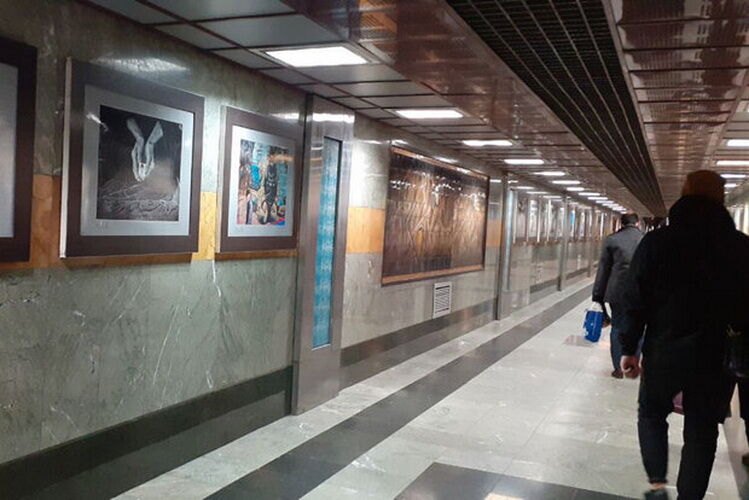 برگزاری نمایشگاه عکس دومین فصل‌واره ایثار در ایستگاه‌ مترو