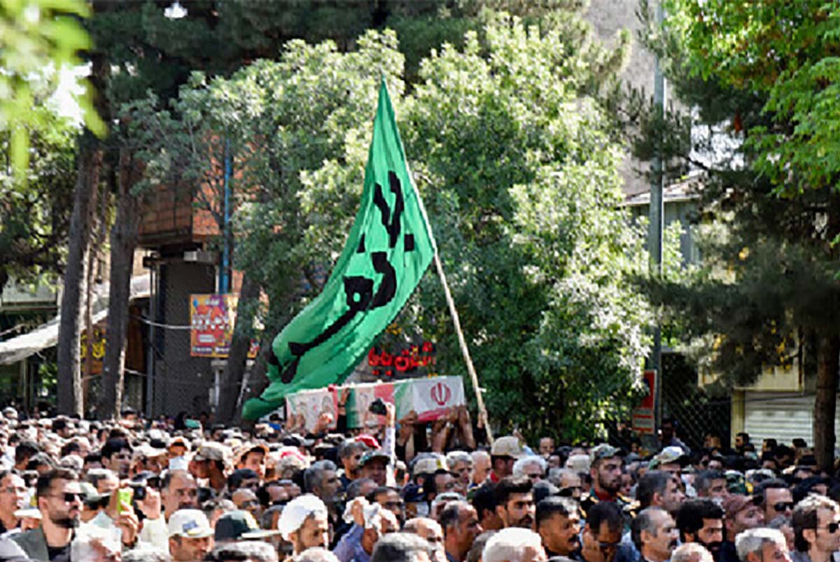 تشییع و خاکسپاری یک شهید گمنام در کمیته امداد امام خمینی (ره)