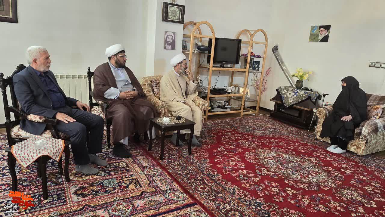 دیدار نماینده ولی فقیه در استان با خانواده شهدای معلم و کارگر