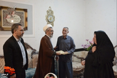 دیدار مدیرکل بنیادشهید لرستان با خانواده شهدا و ایثارگران خرم آباد