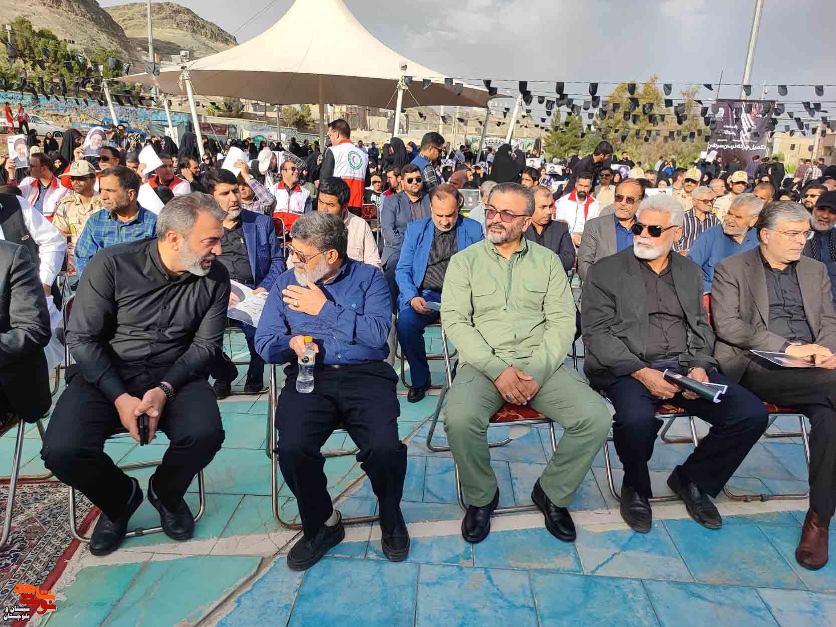 حضور خانواده معظم شهدا و ایثارگران در مراسم سوگواری خادم ملت