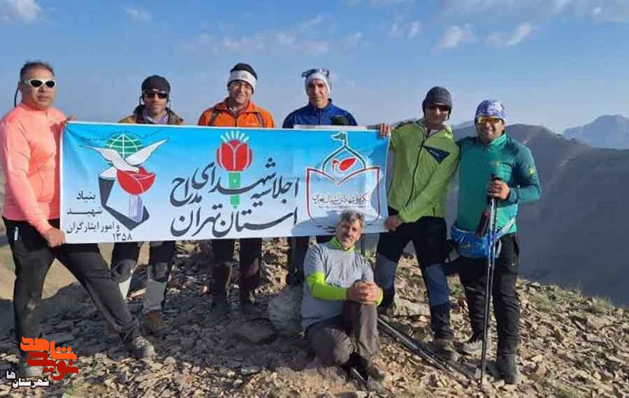 نشان کنگره ۱۲هزار شهید استان تهران توسط کوهنوردان بهارستانی در قله سرکچال به احتزار درآمد