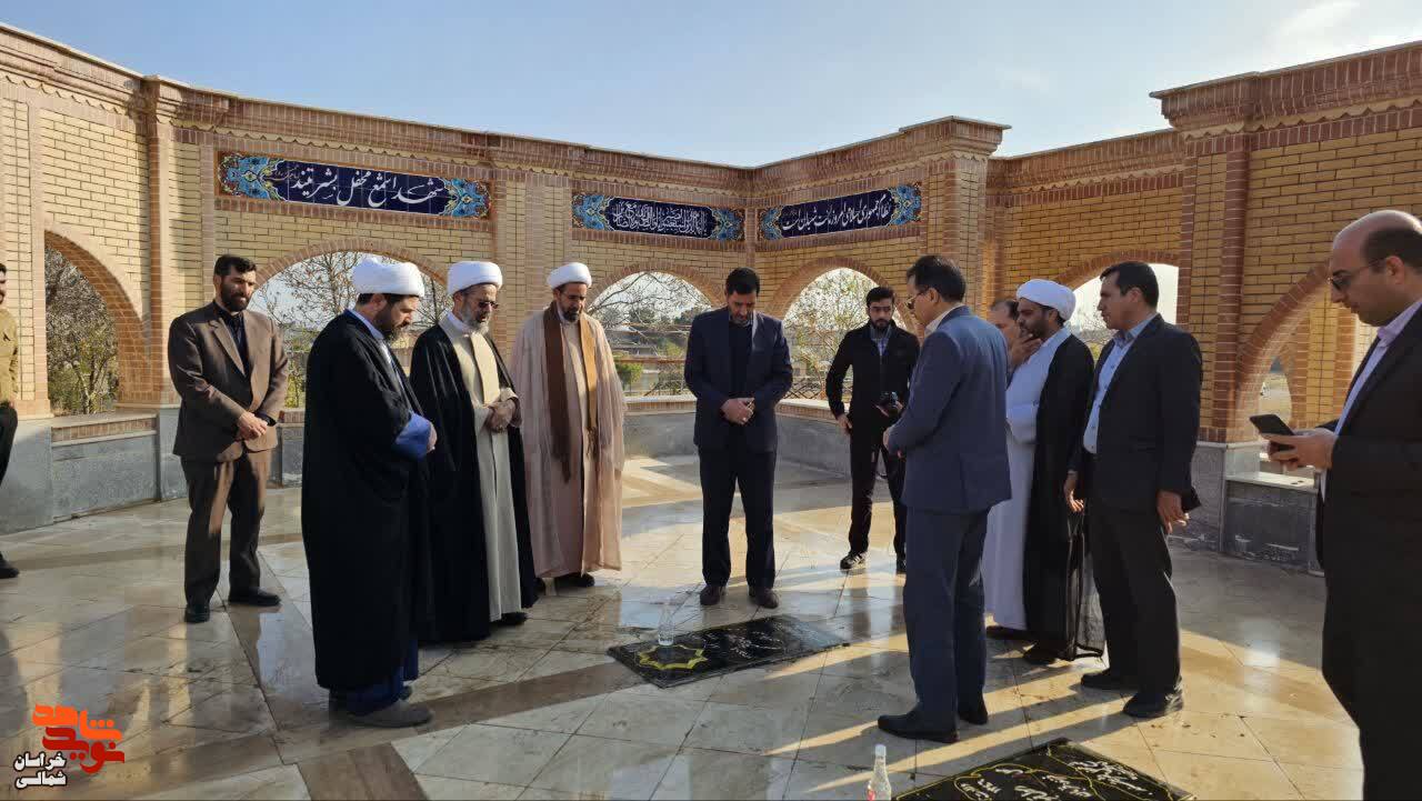 غبارروبی گلزار شهدا با حضور نماینده ولی فقیه در استان