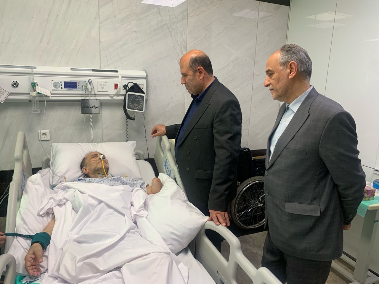 عیادت مدیرکل بنیادشهید تهران بزرگ ازجانباز70درصد «مجتبی رحماندوست» عیادت مدیرکل بنیادشهید تهران بزرگ ازجانباز70درصد «مجتبی رحماندوست»