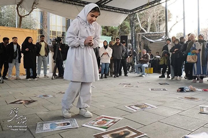 نمایش خیابانی ««تهران ۲۲»؛ روایتی از  ۲۲ شهید کودک جنگ ۱۲ روزه در جشنواره...