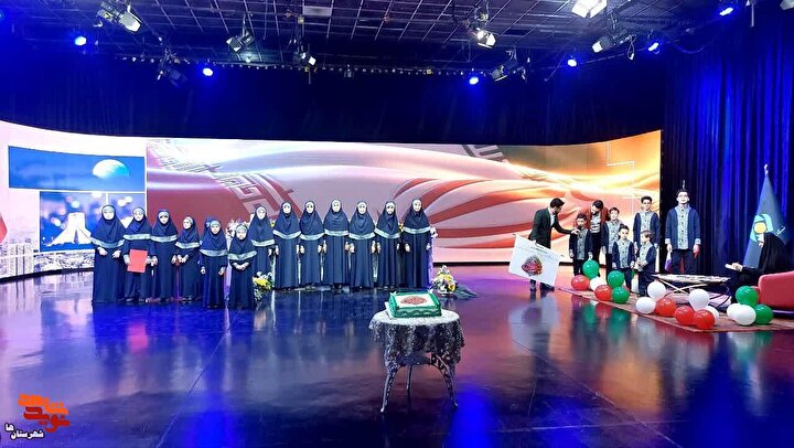 اجرای نخستین گروه سرود «آوای وارثان» با حضور فرزندان شهدای شهرستان‌های استان تهران در استودیو شبکه ۵