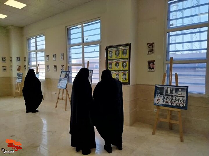 گزارش تصویری| برپایی نمایشگاه تصاویر و کتاب زندگی‌نامه و وصیت‌نامه شهدای...