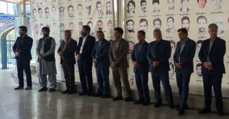 غبارروبی و عطرافشانی گلزار شهدای زاهدان