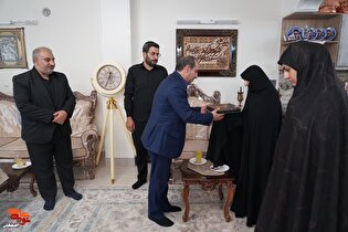 خون پاک شهدا راه مبارزه با ظلم را روشن نگه خواهد داشت