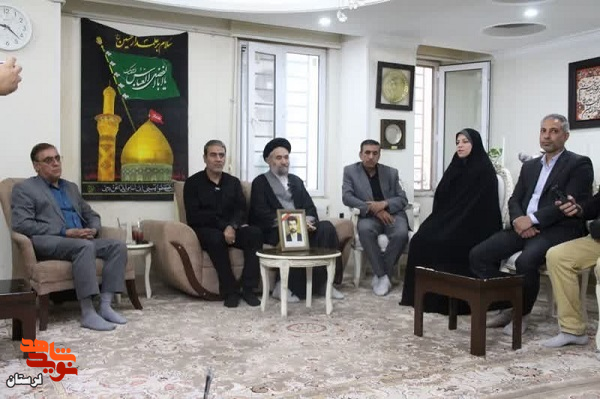 غبارروبی مزار مطهر شهید خبرنگار «محمود صارمی»