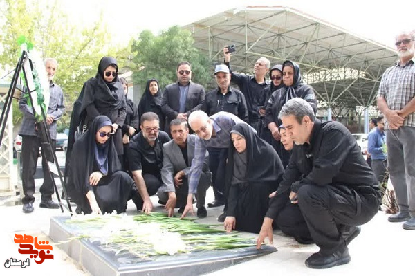 غبارروبی مزار مطهر شهید خبرنگار «محمود صارمی»