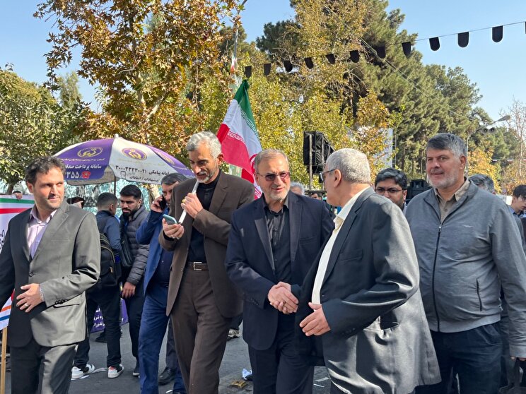 حضور معاون فرهنگی و آموزشی بنیاد شهید و امورایثارگران در راهپیمایی ۱۳ آبان/ تصاویر