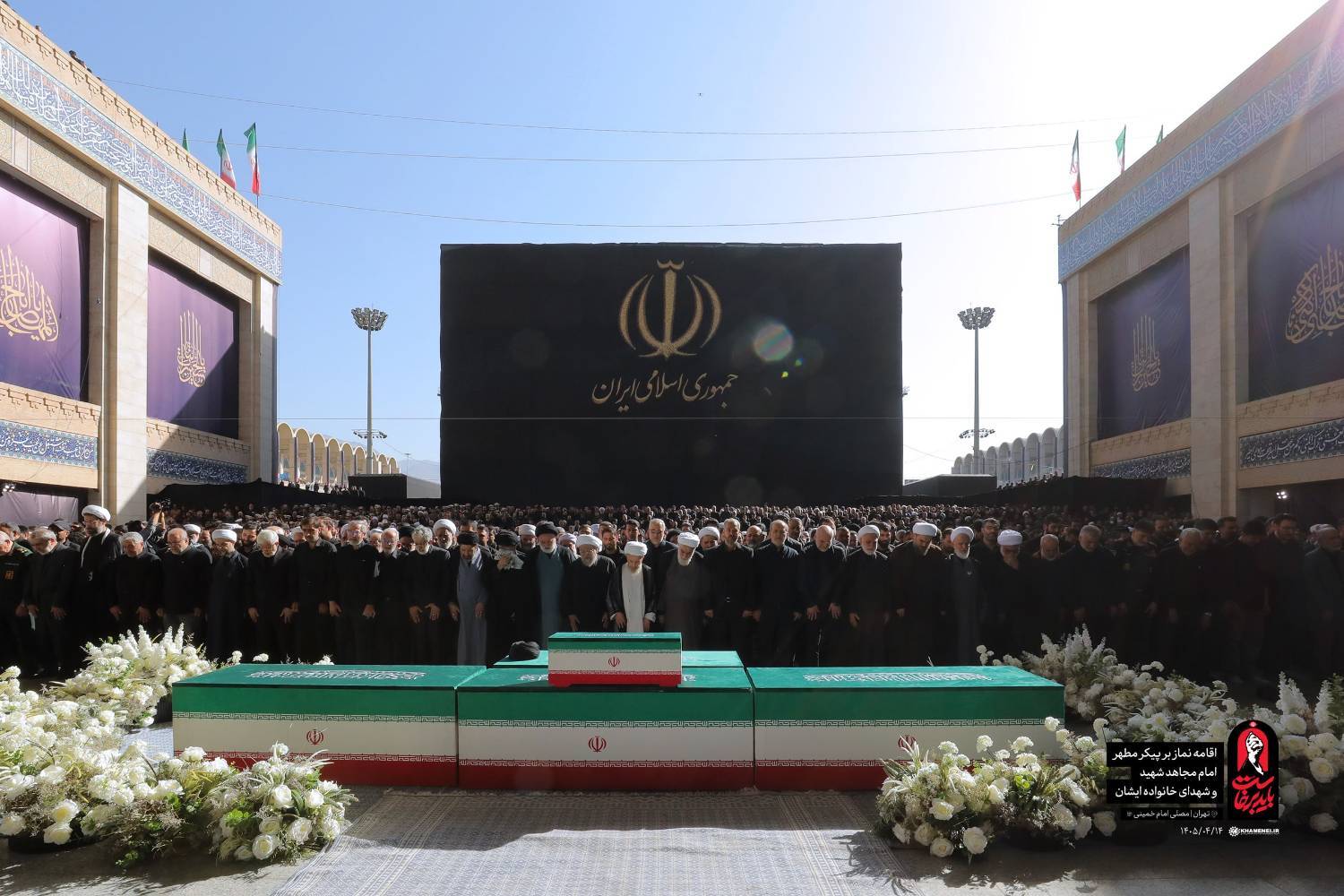 اقامه نماز بر پیکر مطهر امام شهید در بزرگترین نماز تاریخ ایران + فیلم