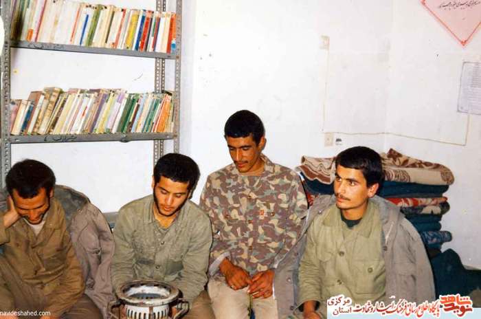 نفر سوم از چپ: شهید محمود مرادی