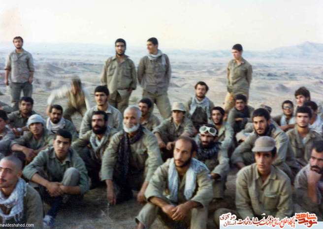 نفر اول نشسته از چپ: شهید محمود مرادی 
لشکر 17 علی ابن ابیطالب