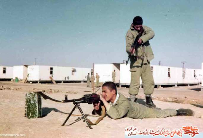 ایسناده: شهید مصطفی اسرافیلی - خوابیده:شهید بهروز باقی زاده