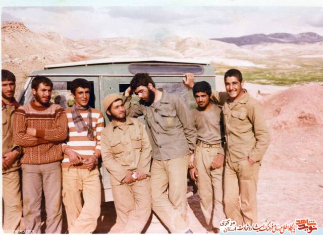 نفر پنجم از چپ : شهید غضنفر داودآبادی