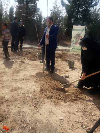 غرس ده اصله درخت توسط مسئولان شهرستان آرادان به نیابت از شهدا - بیست و سوم اسفندماه ۱۴۰۰ شهرستان آرادان