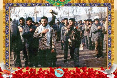 ردیف وسط نفر اول شهید مهدی هروی در حال نوحه‌خوانی